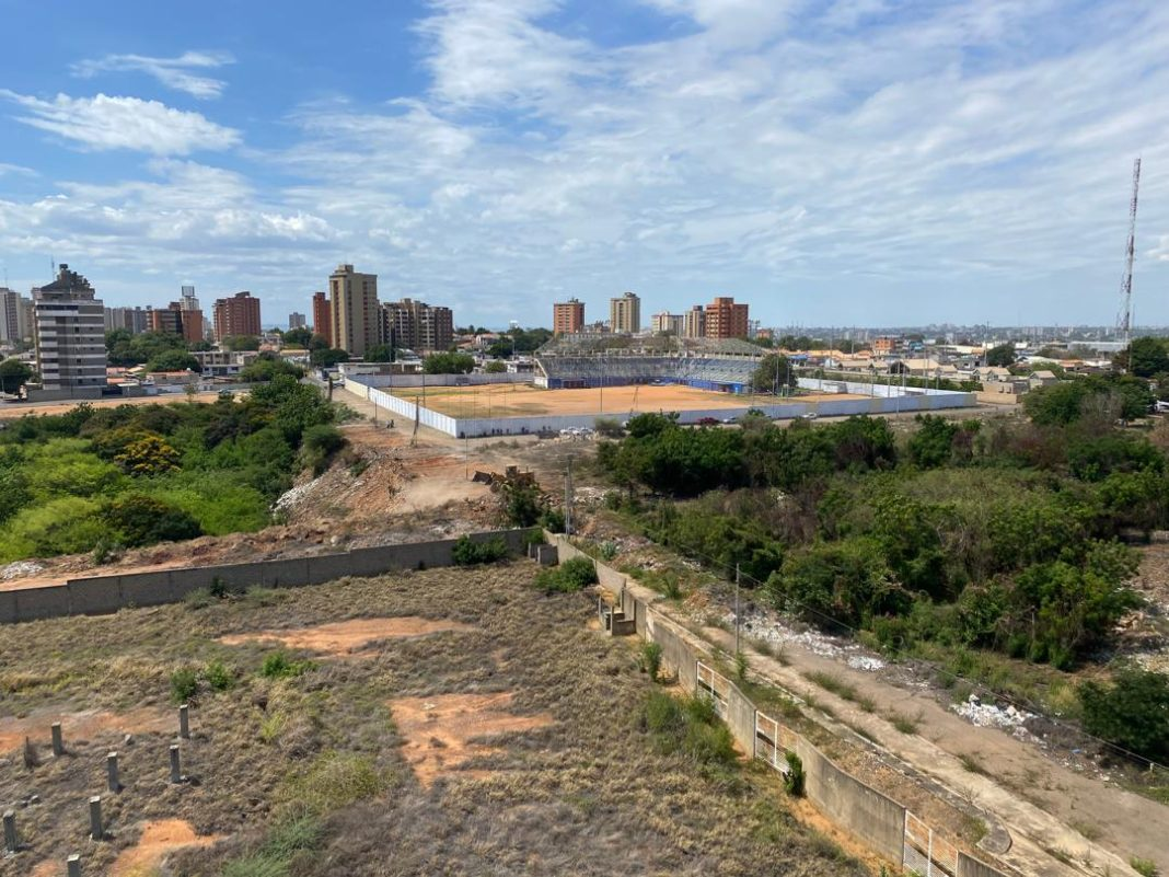 La Alcaldía de Maracaibo construye un talud artificial para frenar el socavamiento del hueco Coquivacoa y proteger la avenida 24