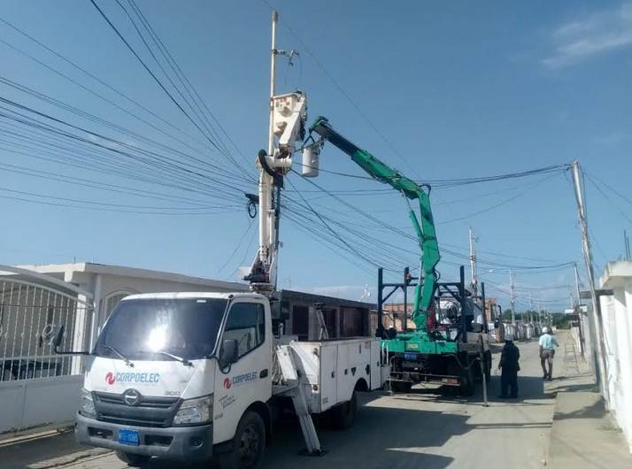 Alcaldía Bolivariana de Cabimas y Corpoelec sustituyen transformadores en Los Dulces y Brisas de San José