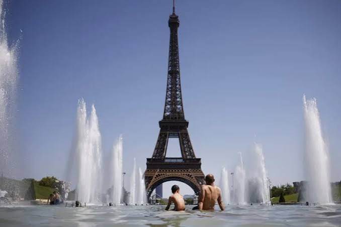 Francia se encuentra bajo alerta roja por ola de calor. Autoridades reportan 131 ahogamientos