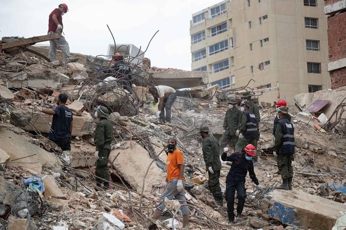 A un mes del terremoto en La Guaira, Venezuela, el Litoral Central remueve escombros