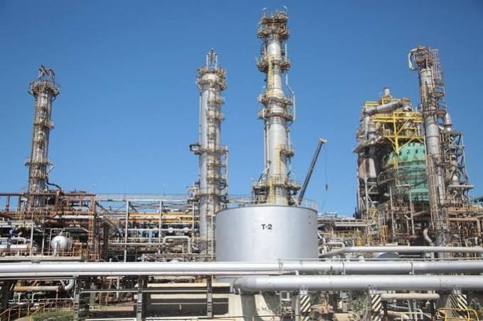 Operarios trabajando en el mantenimiento de tuberías oxidadas dentro del Centro de Refinación Paraguaná en Venezuela