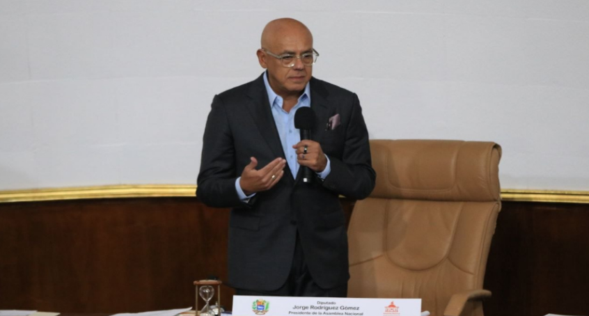 Jorge Rodríguez promueve la unidad nacional en Venezuela junto a exparlamentarios.