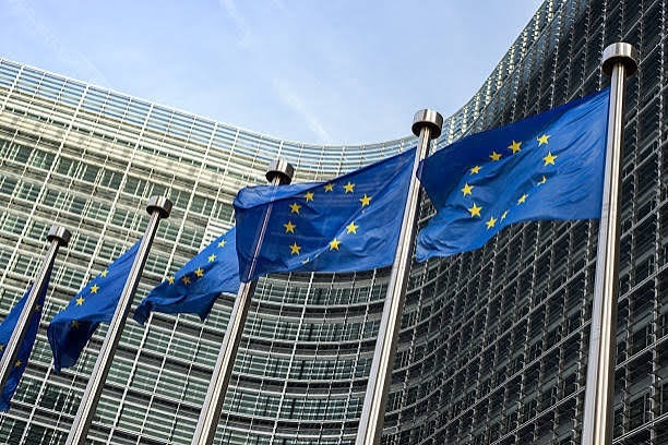 La Unión Europea aprueba el paquete 21 de sanciones a Rusia con tope al petróleo