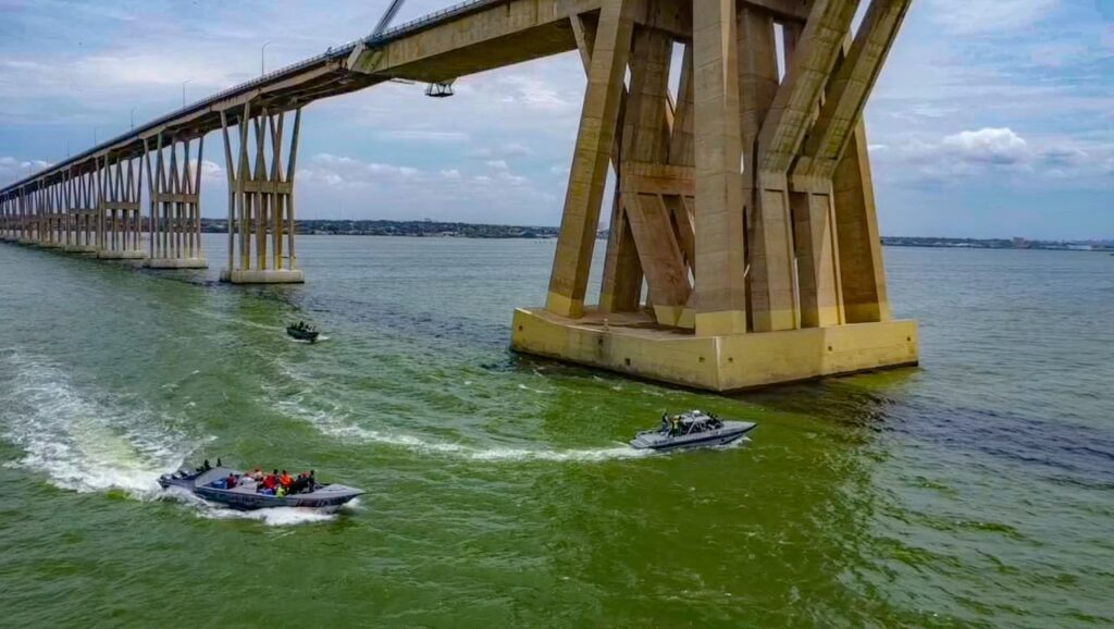 Inspección de ingenieros y autoridades en las pilas del Puente sobre el Lago de Maracaibo.