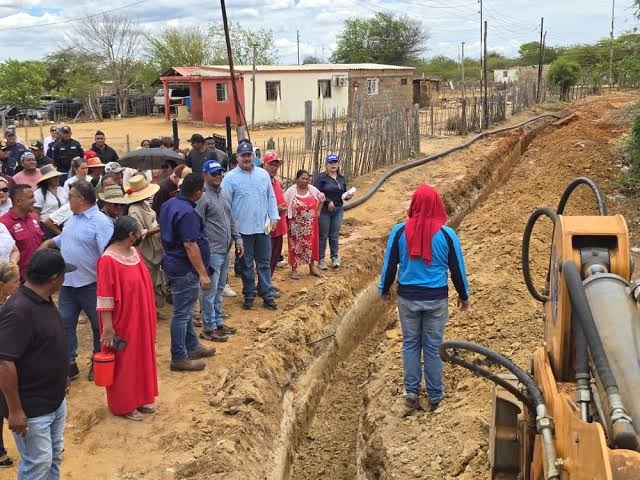 Gobernador Caldera entrega 1.200 metros de tuberías de agua y financiamientos comunitarios en el municipio Mara