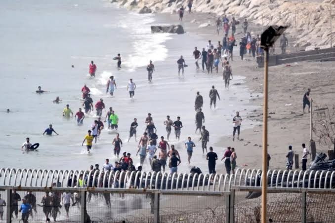 Al menos 18 migrantes murieron intentando cruzar desde Marruecos a Ceuta en una grave crisis fronteriza