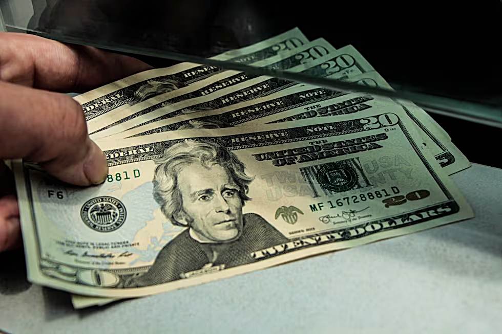 El precio oficial del dólar y euro publicado por el BCV