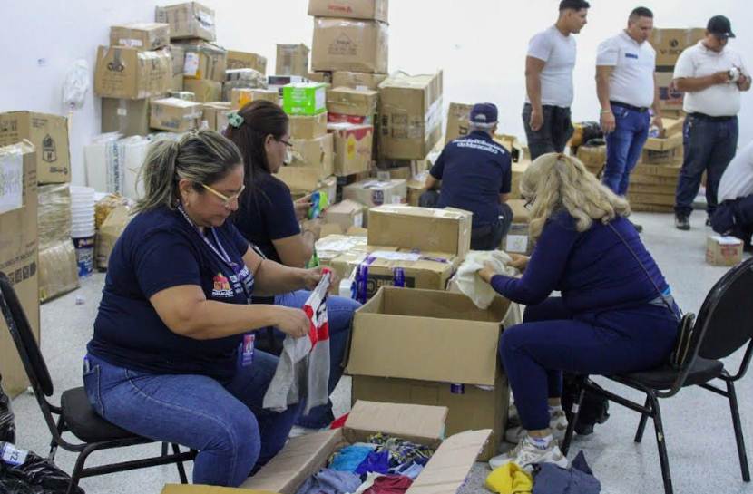 Clasificación de ayuda humanitaria en Maracaibo recolectada en la Alcaldía para damnificados del sismo nacional