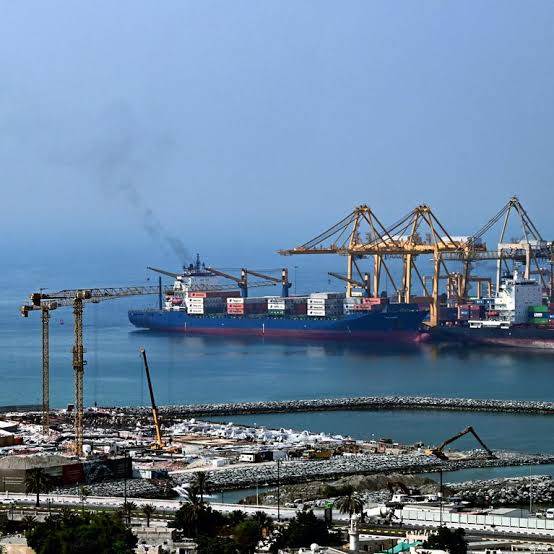 Petrolero es impactado por un proyectil frente a la costa de Omán