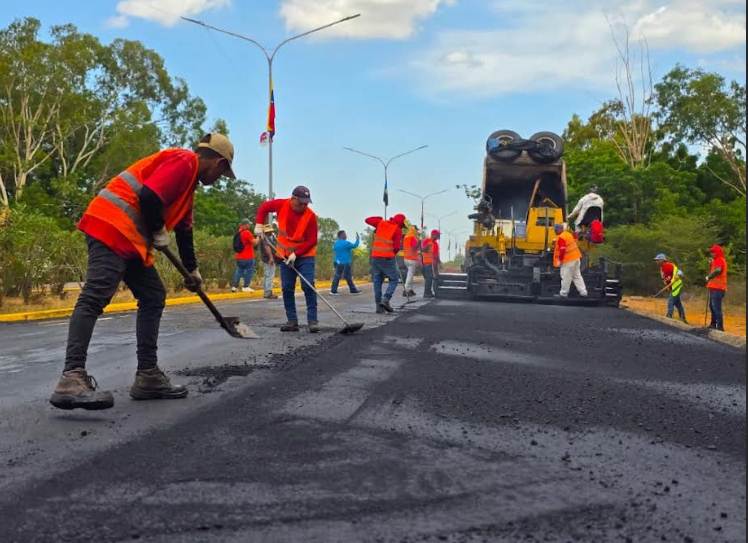 El gobernador Luis Caldera inspeccionó las obras de asfalto en el Zulia
