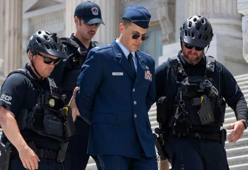 Un mayor de la Fuerza Aérea lidera una protesta militar contra Donald Trump en el Capitolio
