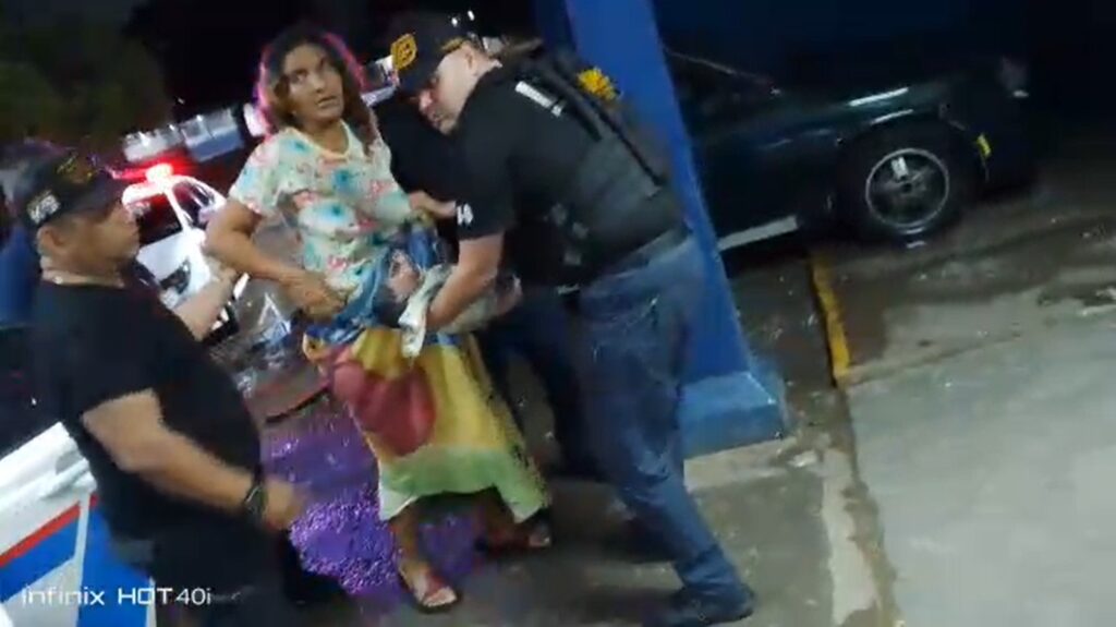 Funcionarios de Polimaracaibo brindan primeros auxilios a una madre y su recién nacida en San Jacinto.