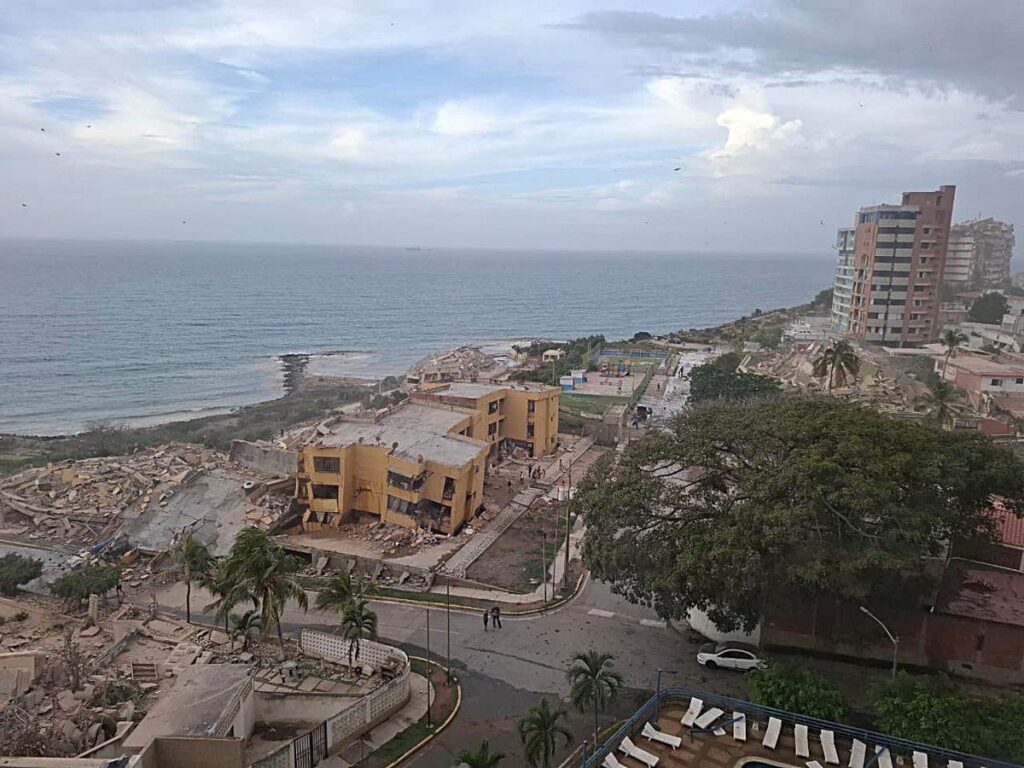 Hallan a 21 personas con vida en el edificio Oasis Beach de Playa Grande tras el devastador terremoto en Venezuela