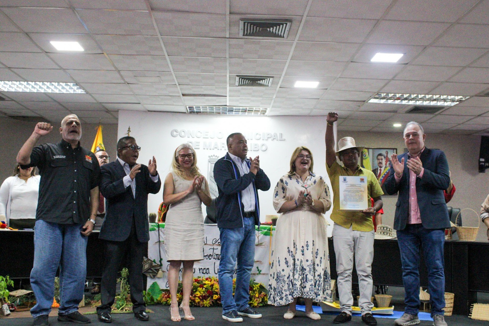 Autoridades municipales y representantes de las comunidades indígenas durante la sesión solemne en Maracaibo.