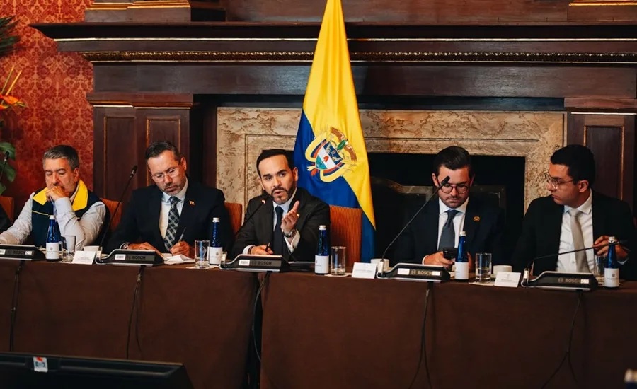 El presidente Abelardo de la Espriella decreta estado de emergencia económica en quince departamentos de Colombia