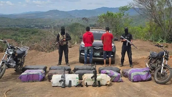 Incautan 300 kilos de presunta marihuana, fusiles AR-15 y una pistola durante un operativo en la frontera entre Zulia y Falcón