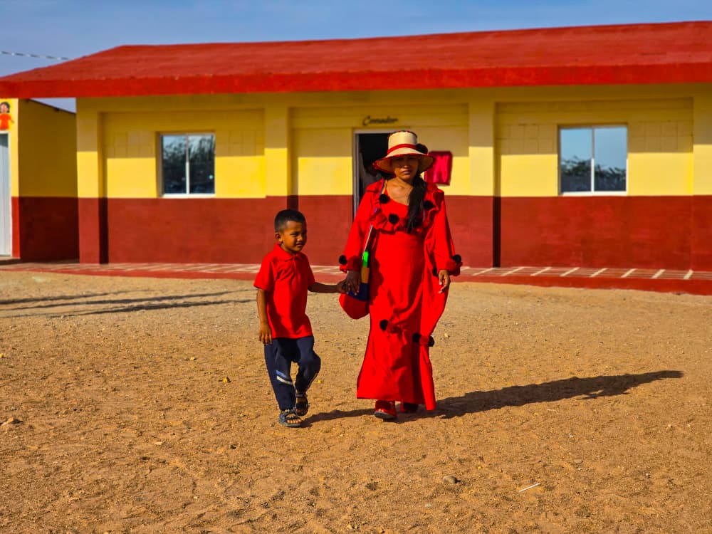 Niños wayuu reciben formación en aulas de la nueva escuela en la frontera del estado Zulia