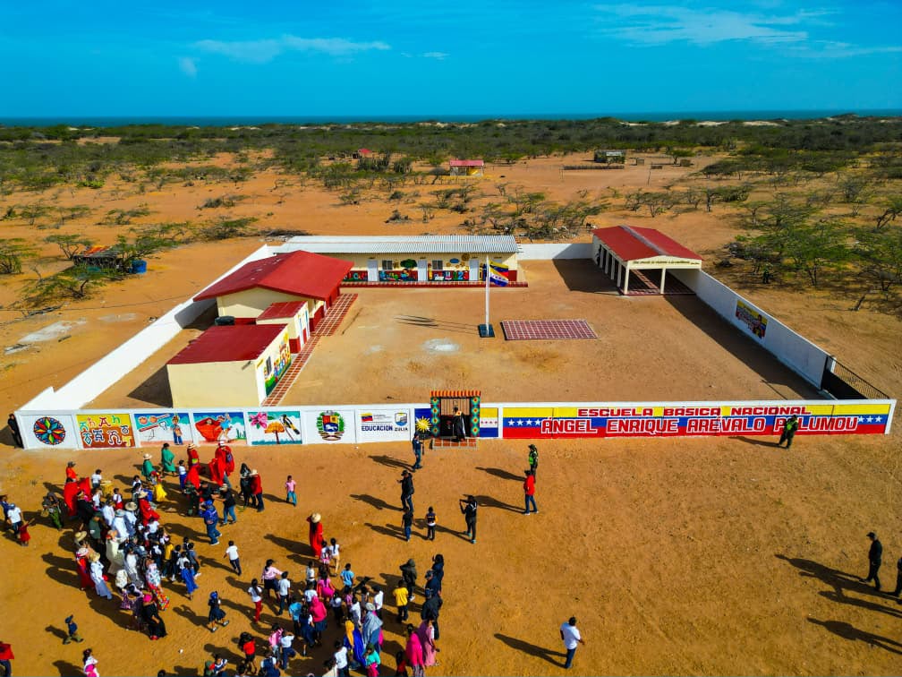 Gobernador Luis Caldera inaugura la Escuela Básica Nacional Ángel Enrique Arévalo en Polomou, Alta Guajira.