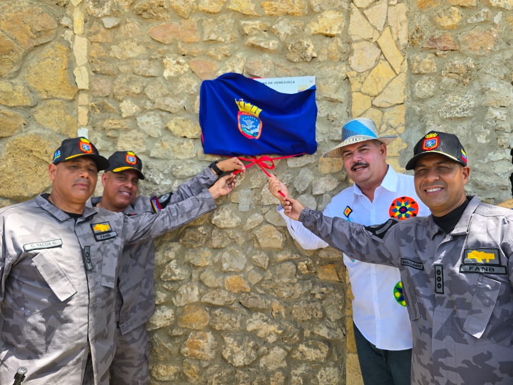 Gobernador Luis Caldera y autoridades de la FANB durante la reinauguración del Faro Estratégico Punta Perret en Castilletes.