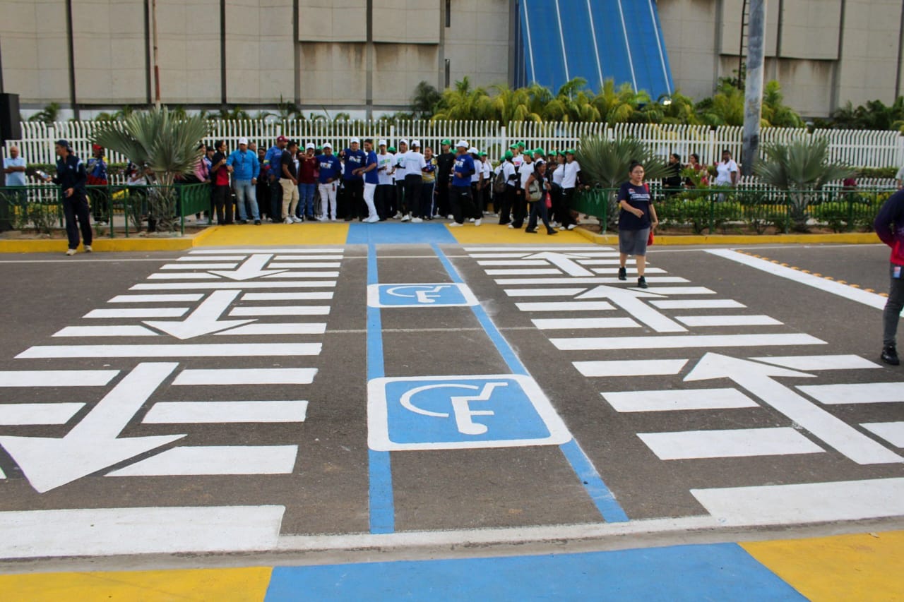 Alcaldía de Maracaibo inaugura un nuevo paso peatonal inclusivo frente al CC Galerías en la avenida La Limpia