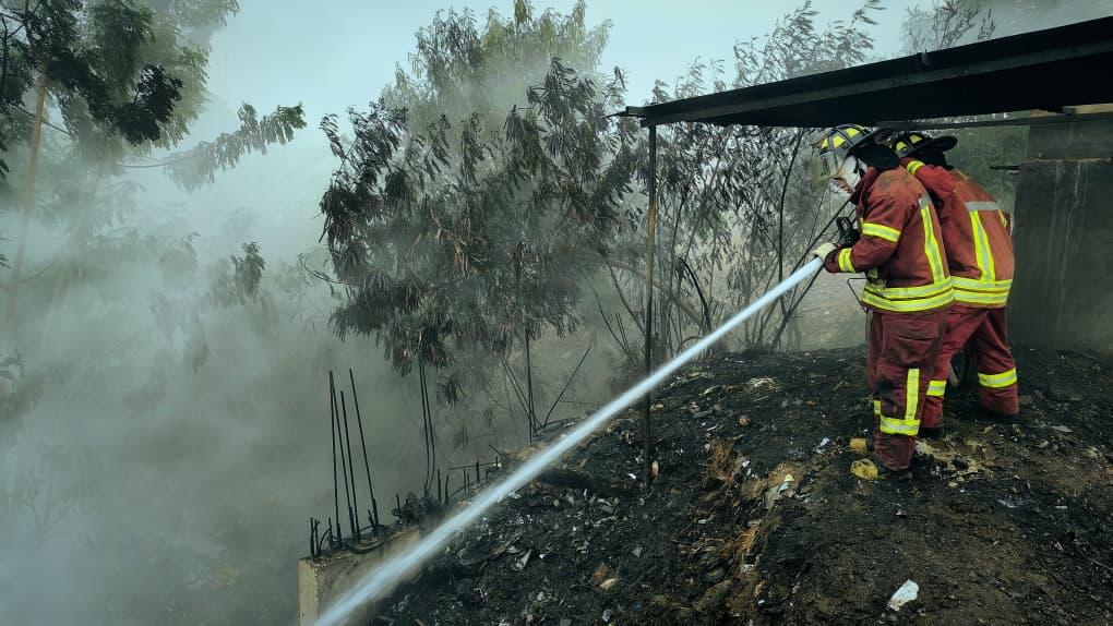 Bomberos de San Francisco controlan incendio de vegetación en el barrio Negro Primero