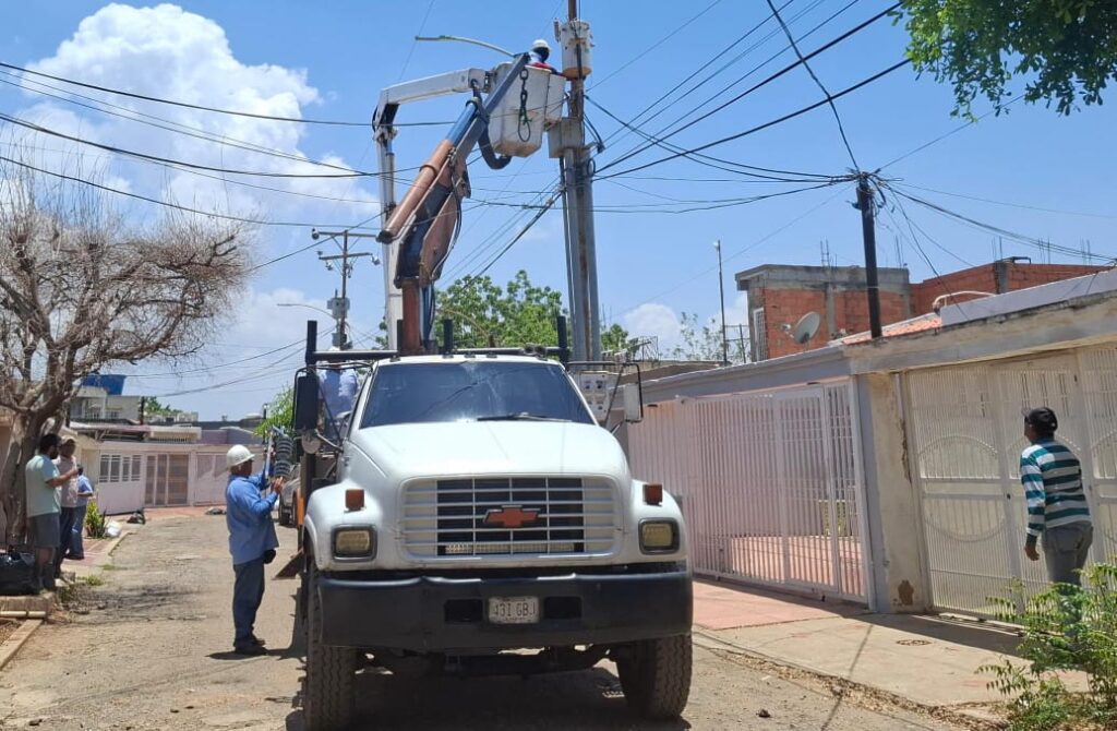 Cuadrilla de trabajo instalando un transformador eléctrico en una comunidad de Maracaibo