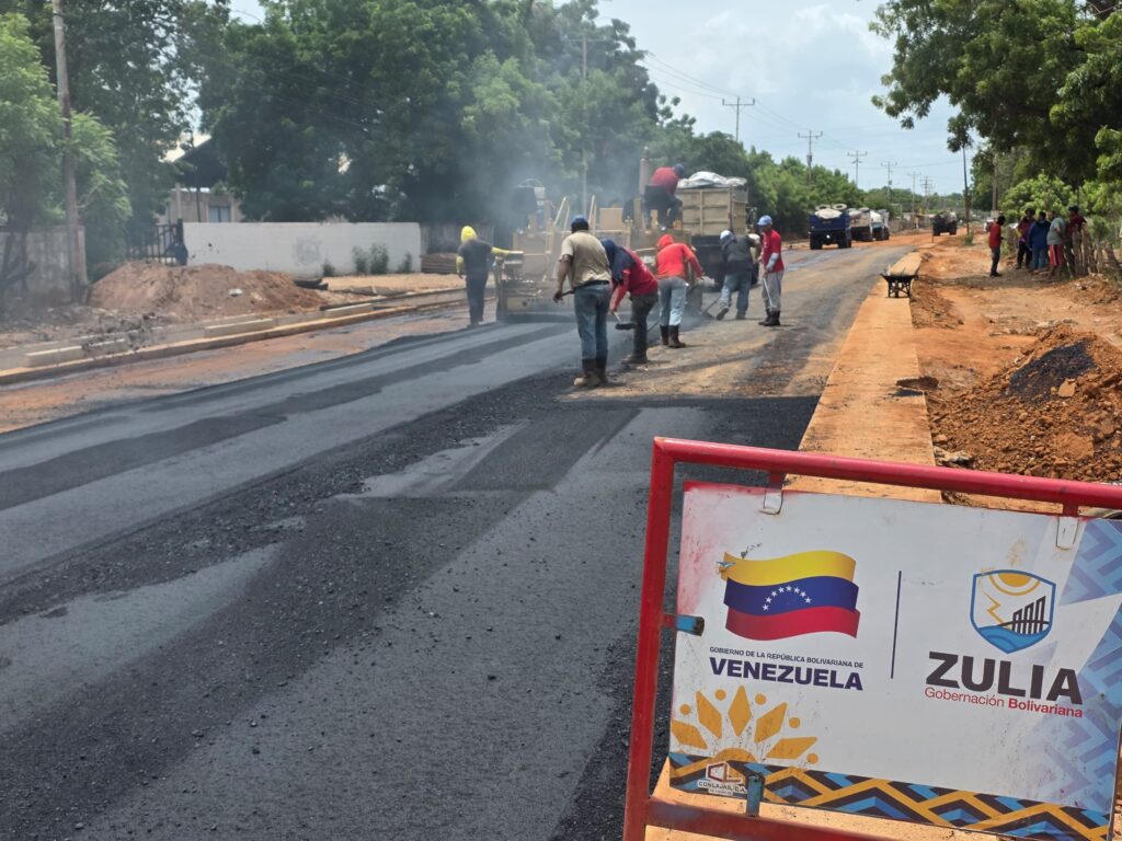 Gobernación del Zulia avanza en los trabajos de asfaltado y drenaje en la vía Curva de Molina-La Concepción