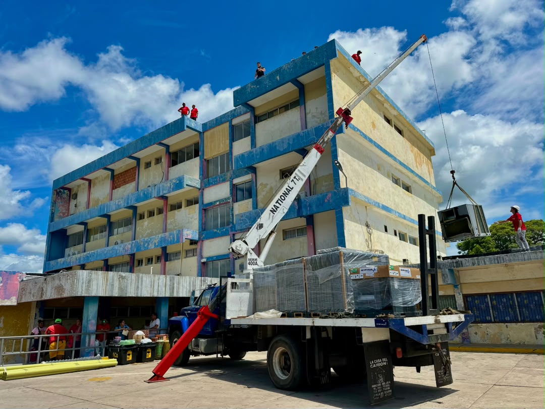 Gobernador Luis Caldera entrega 75 toneladas de aire acondicionado al Hospital de Rosario de Perijá