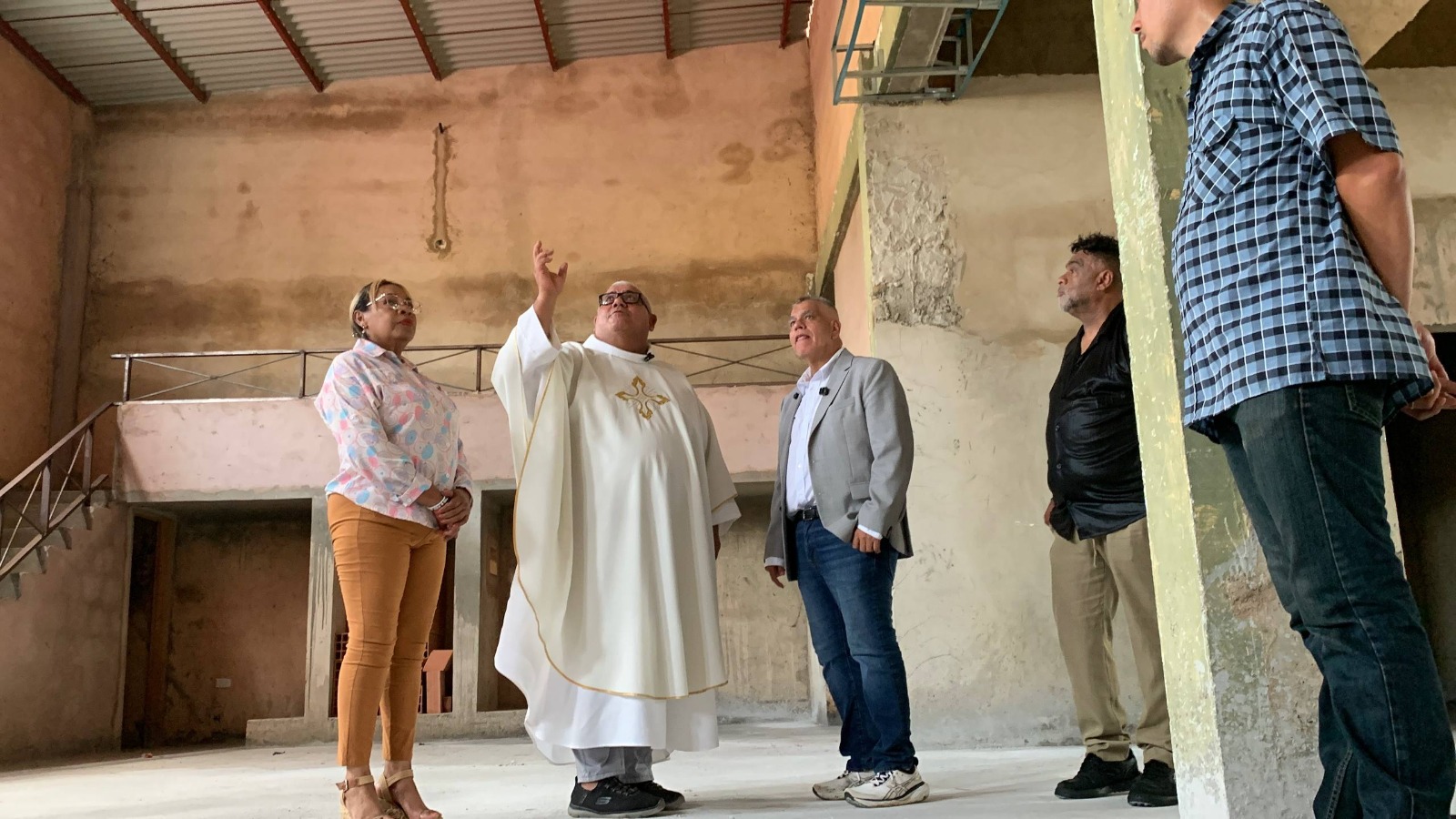 Alcalde José Mosquera entrega ocho aires acondicionados a la iglesia San José de Ciudad Ojeda