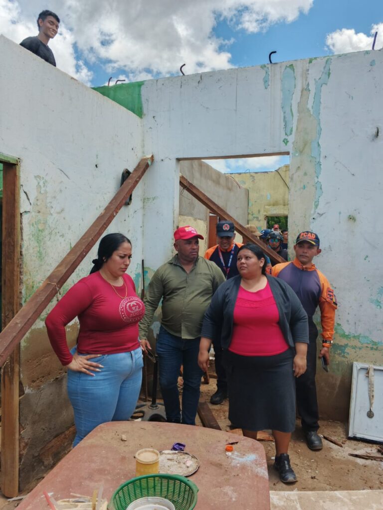 La alcaldesa Ing. Luselia García recorre el sector El Caimito en el municipio Miranda del estado Zulia evaluando daños por lluvias