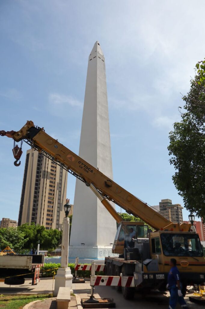 La Alcaldía de Maracaibo inicia la restauración del obelisco de la Plaza de la República tras los daños de la onda tropical 40