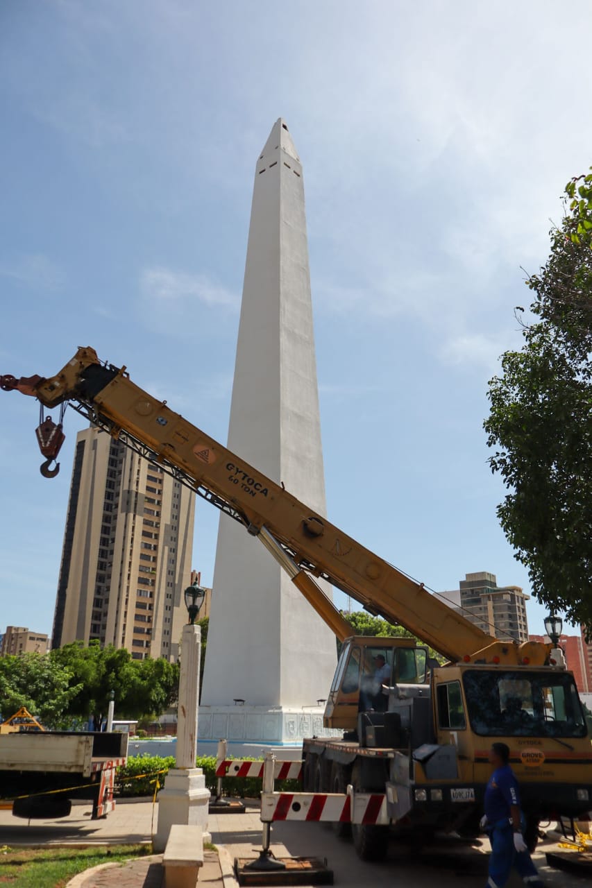 La Alcaldía de Maracaibo inicia la restauración del obelisco de la Plaza de la República tras los daños de la onda tropical 40