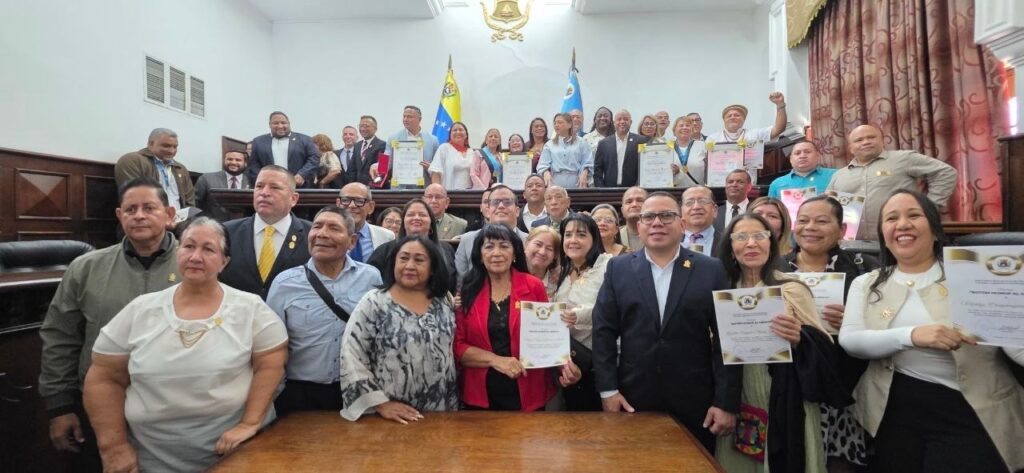 El Consejo Legislativo del Zulia entregó la Orden Carlos Escarrá Malavé a destacados juristas zulianos en una sesión solemne por el Día del Abogado