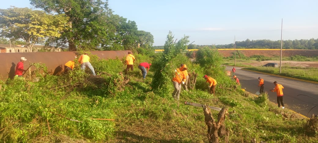 IARA despliega más de 100 trabajadores en la vía Lara-Zulia para ejecutar labores de saneamiento