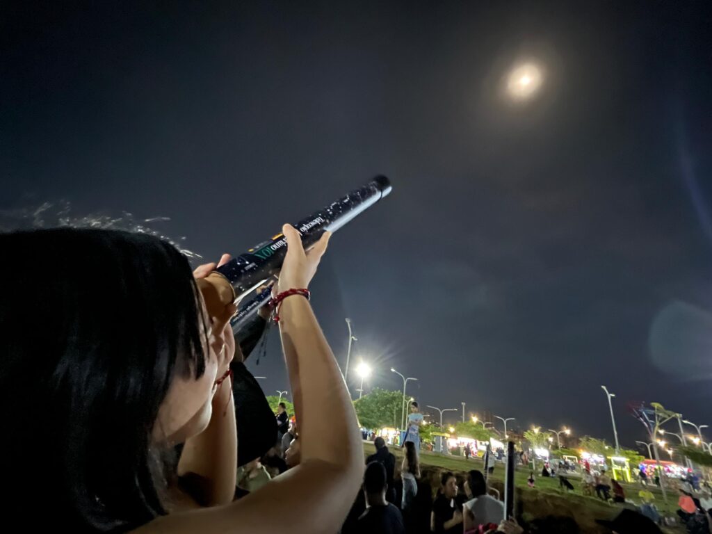 Telescopios instalados en el Parque Ana María Campos durante la observación del eclipse parcial de luna en Maracaibo