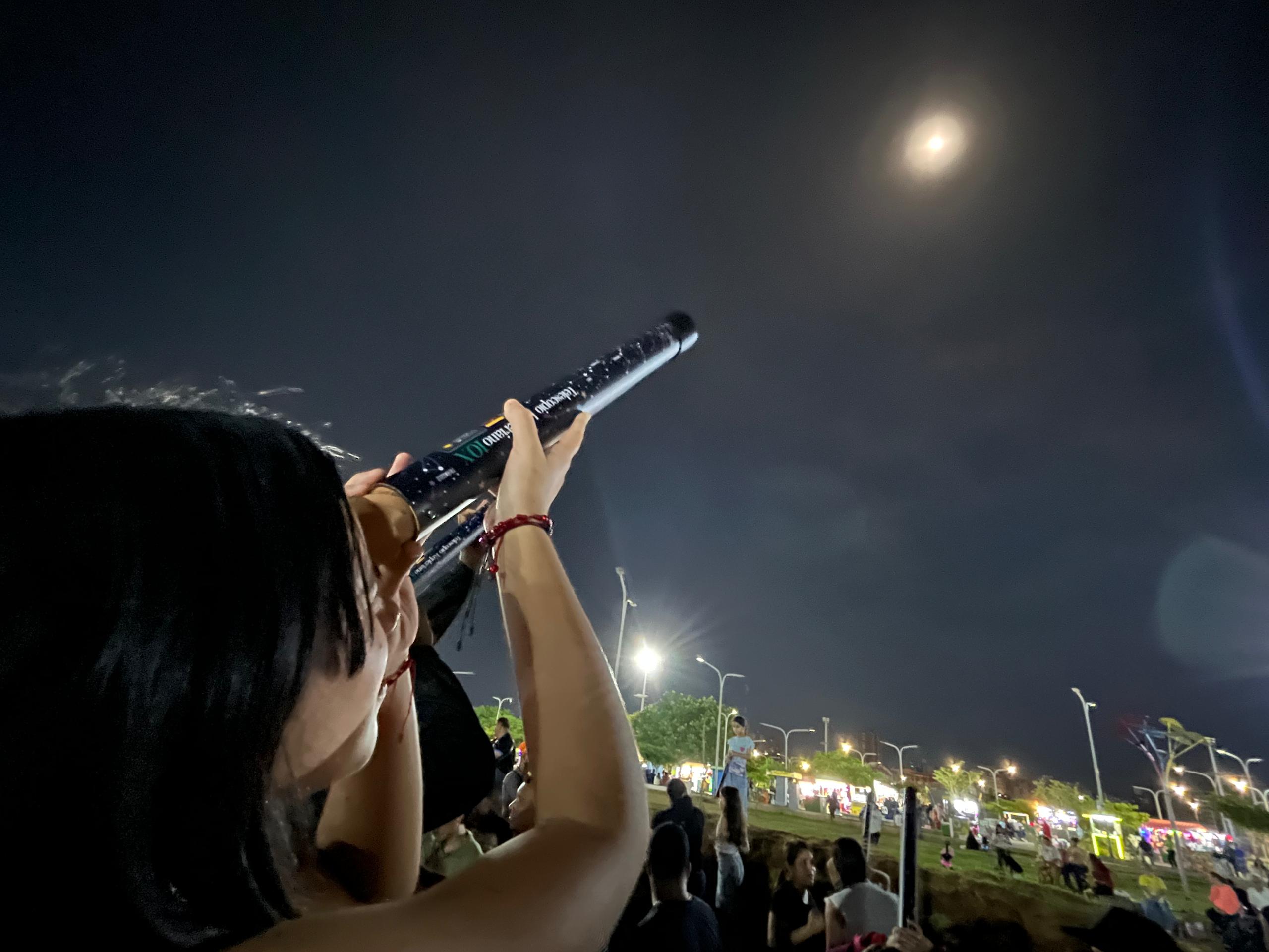 Telescopios instalados en el Parque Ana María Campos durante la observación del eclipse parcial de luna en Maracaibo