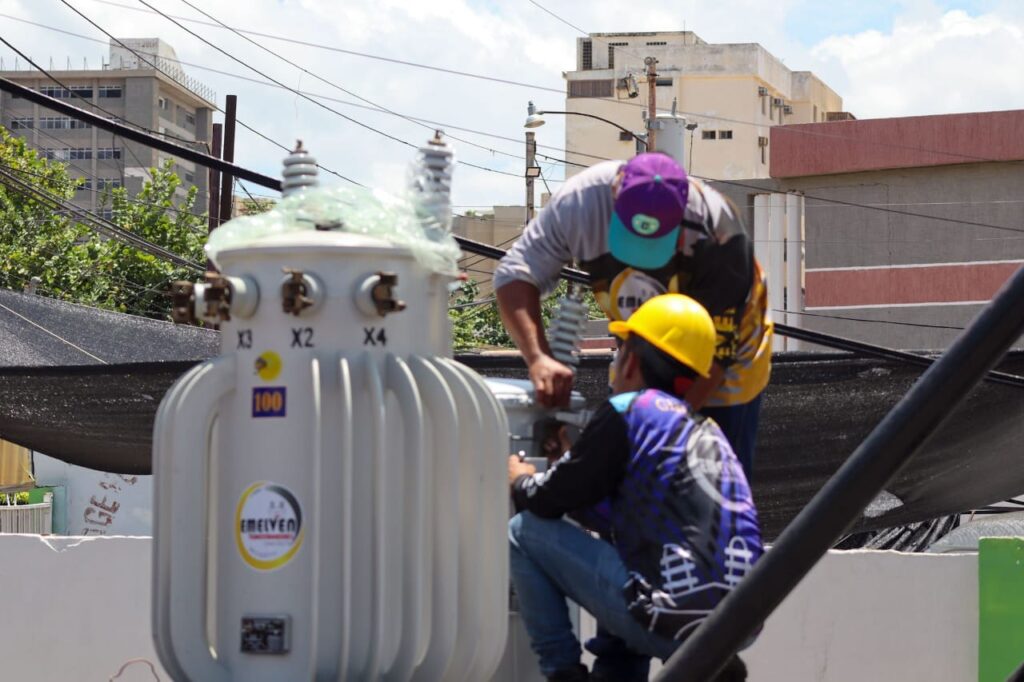 La Alcaldía de Maracaibo y la Gobernación del Zulia instalan transformadores nuevos en Veritas a través de reportes de la VenApp
