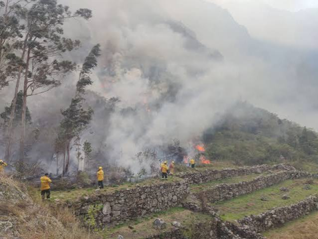 Un incendio forestal obliga a suspender el servicio de trenes hacia Machu Picchu en Perú