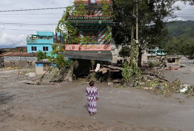 La cifra de muertos por devastadoras inundaciones y avalanchas entre Nepal y China asciende a 273
