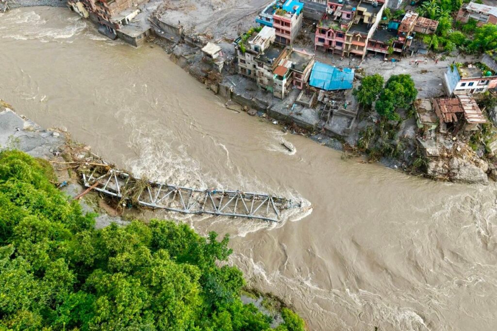 Lago fronterizo entre Nepal y China se desborda tras devastadoras inundaciones que dejan cientos de muertos y desaparecidos