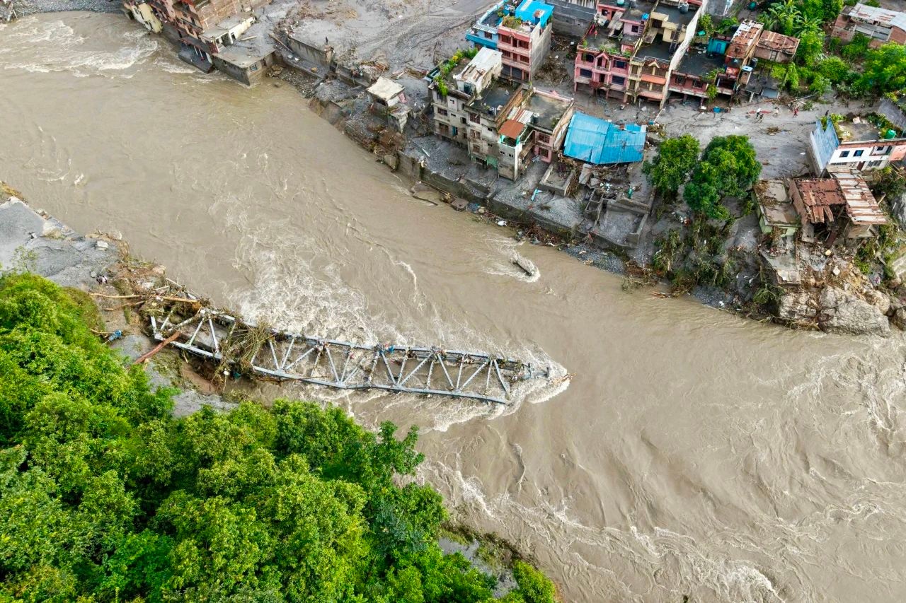 Lago fronterizo entre Nepal y China se desborda tras devastadoras inundaciones que dejan cientos de muertos y desaparecidos