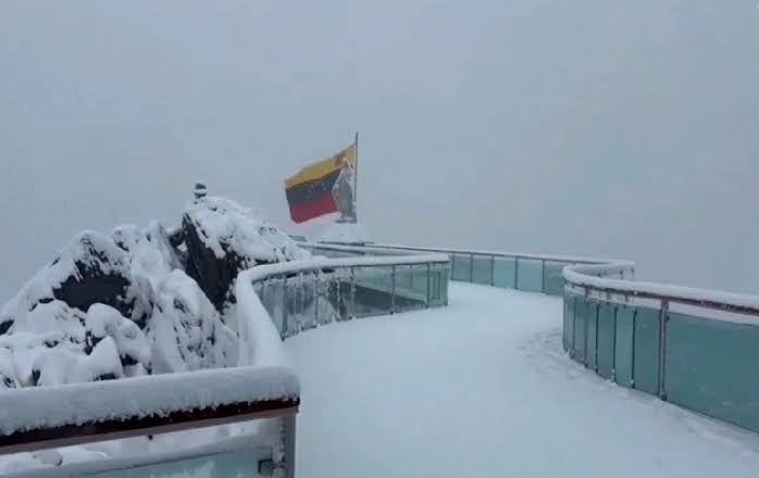 Una sorpresiva nevada en el Pico Espejo de Mérida maravilla a los visitantes del teleférico Mukumbarí