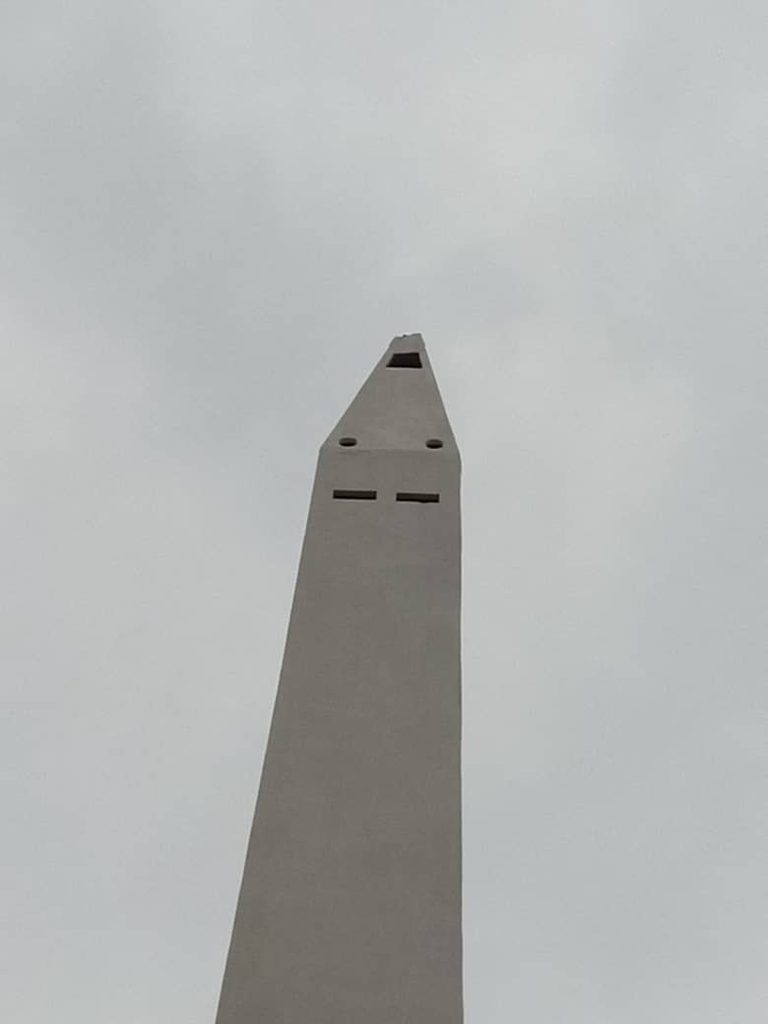 Fuertes vientos de la onda tropical N° 40 derribaron la punta de acero del obelisco de la Plaza de la República en Maracaibo