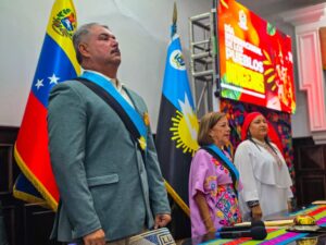 Gobernador Luis Caldera, la presidenta del CLEZ Magdely Valbuena; y la Vice presidenta de ese ente, Glenis Semprúm; durante la sesión solemne por los pueblos indígenas.