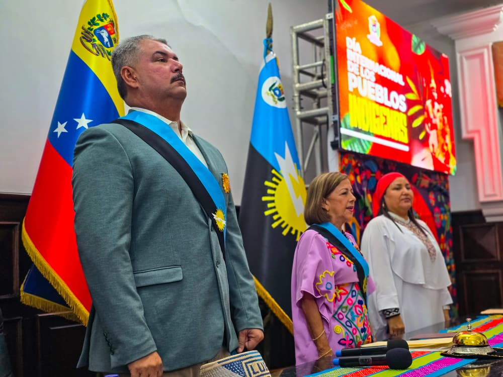 Gobernador Luis Caldera, la presidenta del CLEZ Magdely Valbuena; y la Vice presidenta de ese ente, Glenis Semprúm; durante la sesión solemne por los pueblos indígenas.