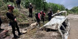 Organismos de rescate buscan a dos personas desaparecidas luego de que su vehículo fuera arrastrado por el río Aragua