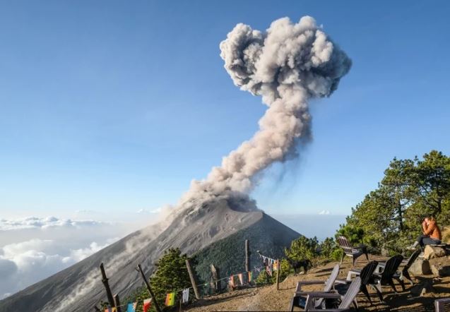 Columna de ceniza y flujos del volcán Fuego de Guatemala durante su fase eruptiva.