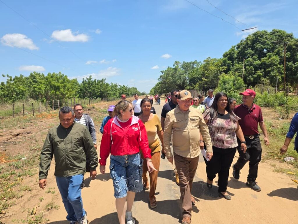 El alcalde de Mara, Edgar Labarca, instaló transformadores en Las Parcelas mediante el Plan Cayapa Eléctrico al cumplir un año de gestión.