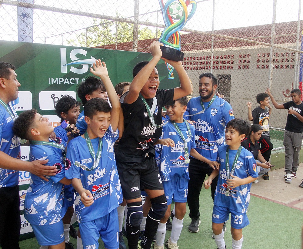 Equipos campeones infantiles celebrando durante las finales del Mundialito Kids de Fútbol de Salón en Maracaibo.