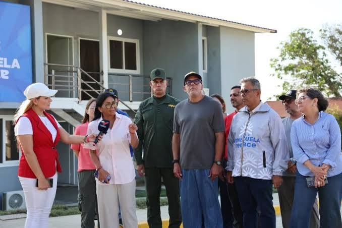 Gobierno nacional entrega 210 viviendas rehabilitadas en el Urbanismo Ana Victoria en La Guaira